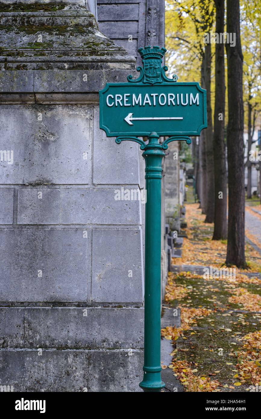cimetière, panneau indiquant le crematorium. cemetery, sign for the crematorium. Stock Photo