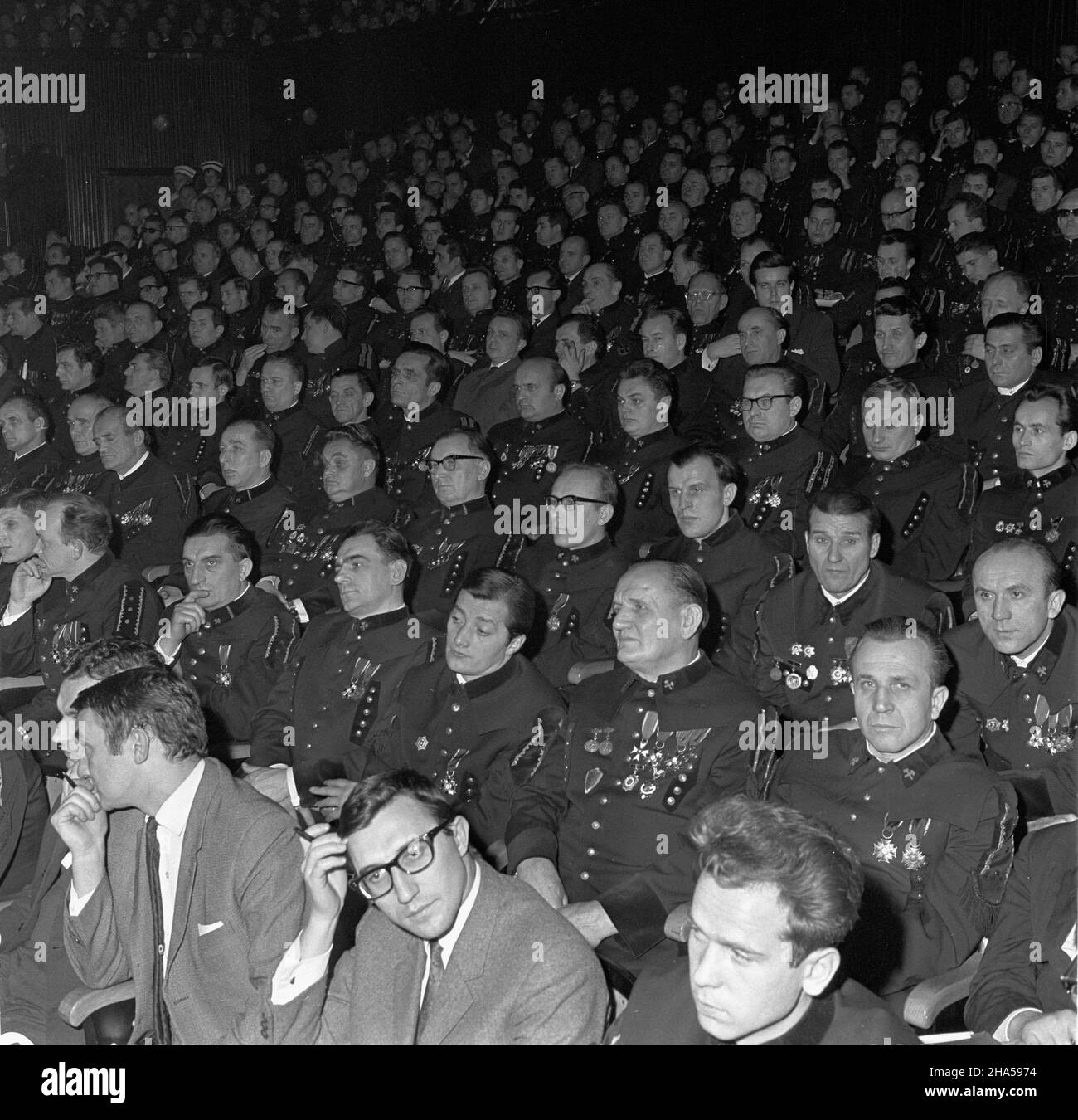 Zabrze, 1969-12-03. W przeddzieñ Barbórki, w sali Zabrzañskiego Domu Muzyki i Tañca, odby³a siê centralna akademia z okazji górniczego œwiêta. Na barbórkowe obchody przybyli do województwa katowickiego przedstawiciele najwy¿szych w³adz centralnych, cz³onkowie Biura Politycznego: przewodnicz¹cy Rady Pañstwa, marsza³ek Marian Spychalski i sekretarz Komitetu Centralnego Polskiej Zjednoczonej Partii Robotniczej (KC PZPR) Ryszard Strzelecki. Na widowni zasiedli przedstawiciele zawodów górniczych z ca³ego kraju. ad  PAP/Edmund Uchymiak    Zabrze, Dec. 3, 1969. Celebrations marking Barborka, the Mine Stock Photo