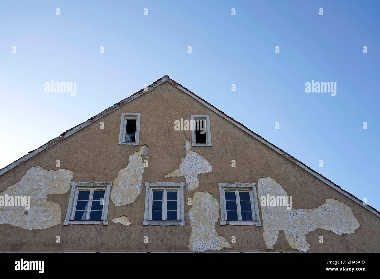 germany,bavaria,altötting district,vacant house,in need of renovation,plaster damage,window,paint peeled off Stock Photo