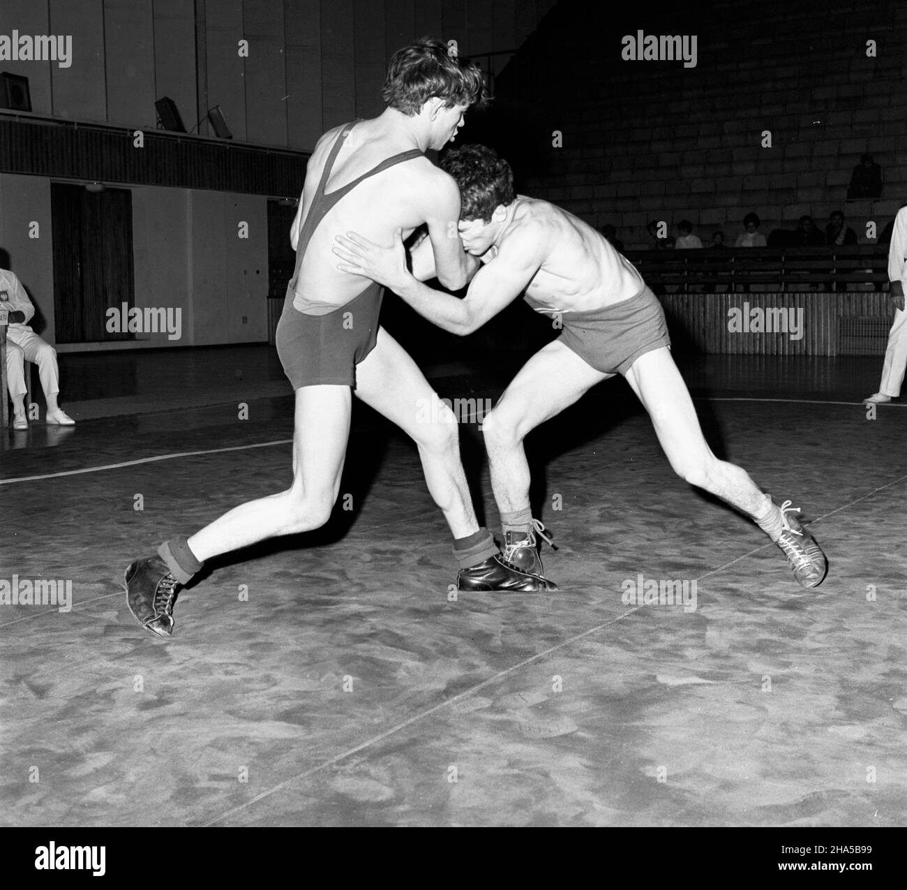 Katowice, 1969-12-06. XIV Miêdzynarodowy Turniej Zapaœniczy o memoria³ Paw³a Jasiñskiego odbywaj¹cy siê w dniach 6 - 7 grudnia 1969 r. w hali sportowej huty Baildom. Nz. walcz¹ Janos Szynoi z wêgierskiego Ferencvaros i Edward Lubañski z GKS Katowice. mb PAP/Kazimierz Seko Katowice, Dec. 6, 1969. The 14th International Wrestling Tournament for the Pawel Jasinski Memorial held at the Baildon steel-works sports hall in December 6 and 7, 1969. Pictured: Janos Szynoi from Hungarian Ferencvaros and Edward Lubanski from GKS Katowice. mb PAP/Kazimierz Seko Stock Photo