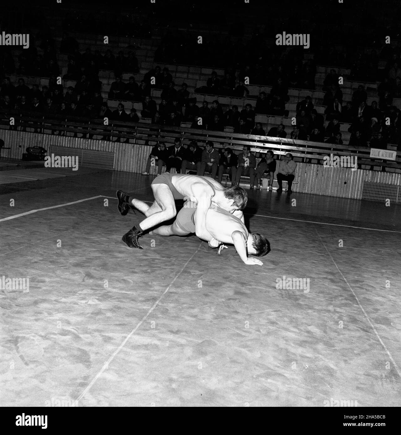 Katowice, 1969-12-06. XIV Miêdzynarodowy Turniej Zapaœniczy o memoria³ Paw³a Jasiñskiego odbywaj¹cy siê w dniach 6 - 7 grudnia 1969 r. w hali sportowej huty Baildom. Nz. walcz¹ Jakel Falke z NRD i Ryszard Grzegorzewski z GKS Podlasie. mb PAP/Kazimierz Seko Katowice, Dec. 6, 1969. The 14th International Wrestling Tournament for the Pawel Jasinski Memorial held at the Baildon steel-works sports hall in December 6 and 7, 1969. Pictured: Jakel Falke of the GDR and Ryszard Grzegorzewski of GKS Podlasie. mb PAP/Kazimierz Seko Stock Photo
