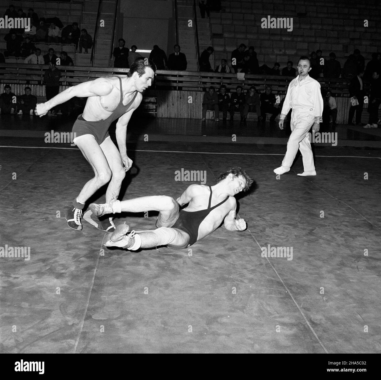 Katowice, 1969-12-06. XIV Miêdzynarodowy Turniej Zapaœniczy o memoria³ Paw³a Jasiñskiego odbywaj¹cy siê w dniach 6 - 7 grudnia 1969 r. w hali sportowej huty Baildom. Nz. walcz¹ Jaroslav Sochor z Banik Ostrava i Tadeusz Malinowski z Si³y Mys³owice. mb PAP/Kazimierz Seko Katowice, Dec. 6, 1969. The 14th International Wrestling Tournament for the Pawel Jasinski Memorial held at the Baildon steel-works sports hall in December 6 and 7, 1969. Pictured: Jaroslav Sochor from Banik Ostrava and Tadeusz Malinowski from Sily Myslowice. mb PAP/Kazimierz Seko Stock Photo