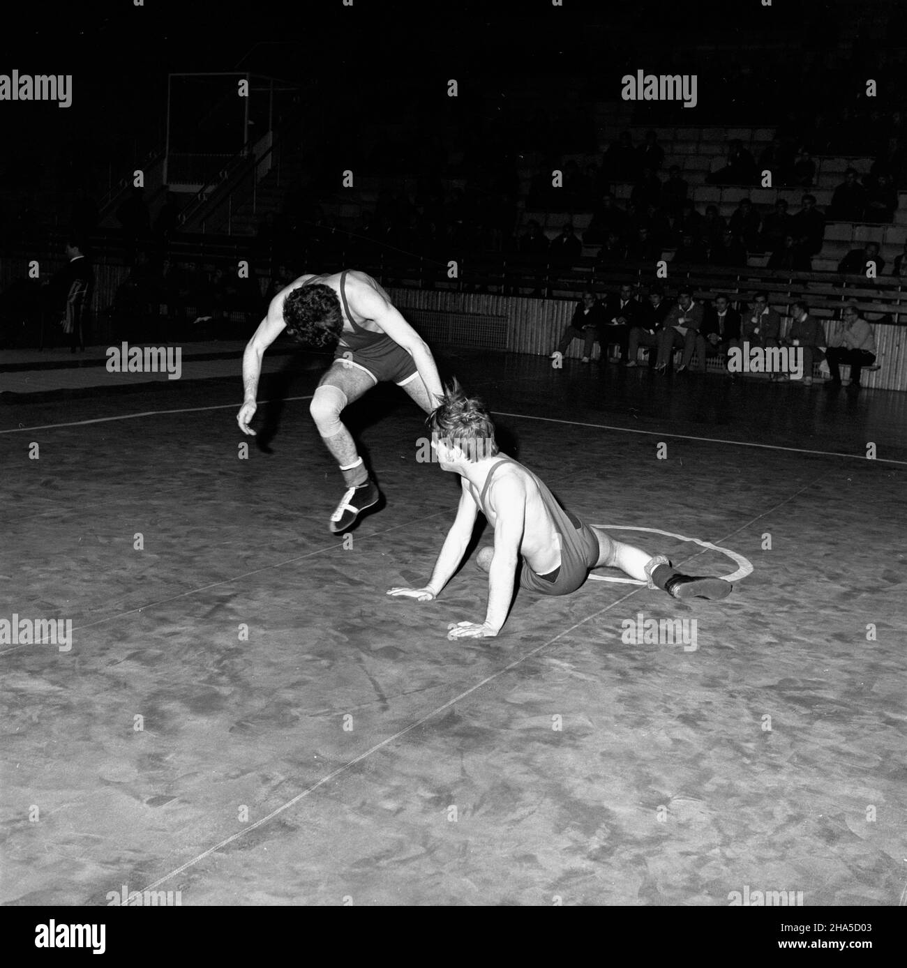 Katowice, 1969-12-06. XIV Miêdzynarodowy Turniej Zapaœniczy o memoria³ Paw³a Jasiñskiego, odbywaj¹cy siê w dniach 6 - 7 grudnia 1969 r. w hali sportowej huty Baildom w Katowicach. Nz. Walka Bronis³awa Ta³ach - Si³y i Krzysztofa Szczepaniaka, zawodników Gwardii Warszawa. mb PAP/Kazimierz Seko Katowice, Dec. 6, 1969. The 14th International Pawel Jasinski Wrestling Memorial held at the sport hall of the Baildom steel works in Katowice on December 6 and 7, 1969. Pictured: Bronislaw Talach-Sila contra Krzysztof Szczepaniak, both from Gwardia Warszawa. mb PAP/Kazimierz Seko Stock Photo