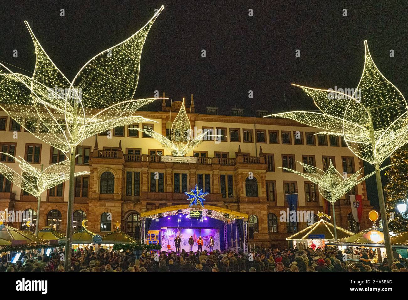 christmas market wiesbaden Stock Photo Alamy