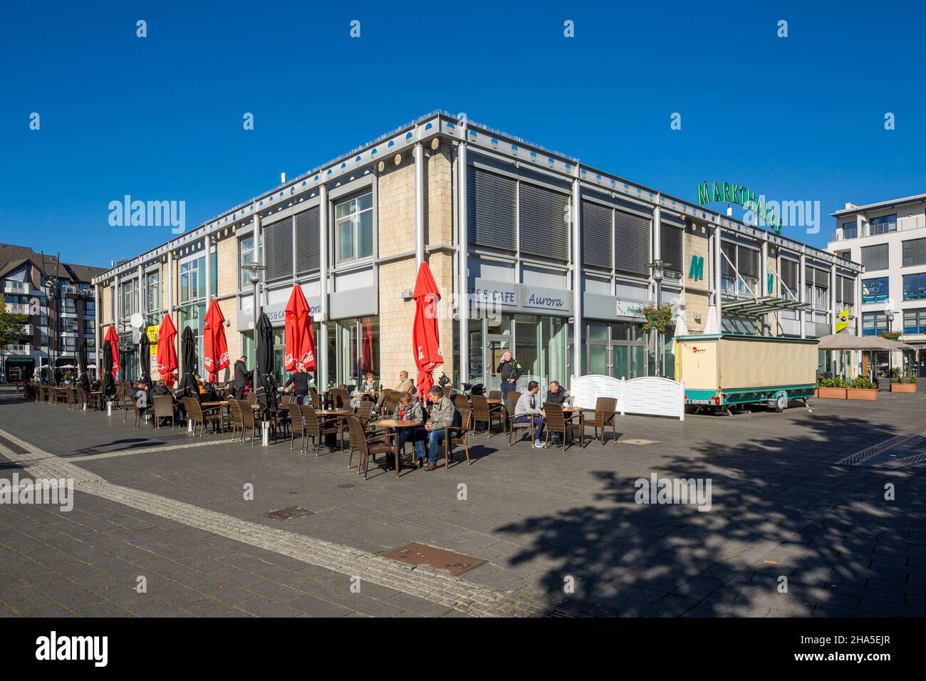 germany,langenfeld (rhineland),bergisches land,niederbergisches land,niederberg,rhineland,north rhine-westphalia,north rhine-westphalia,langenfeld-immigrath,markthalle shopping center on the market square,people sitting in the street cafe Stock Photo