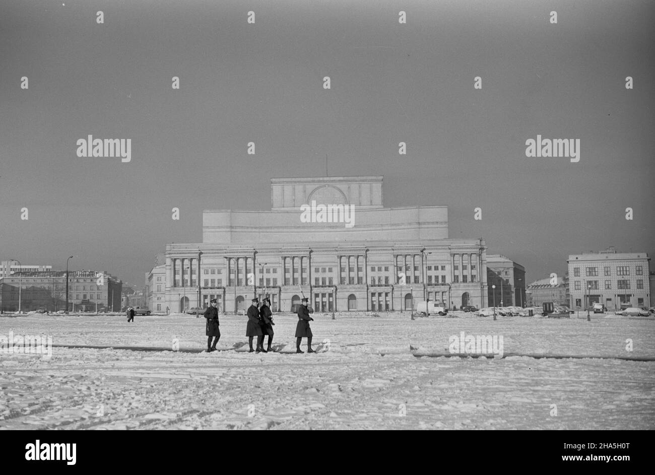 Warszawa, 1969-12. Nz. fasada Teatru Wielkiego od strony Placu Zwyciêstwa (obecnie Plac Marsza³ka Józefa Pi³sudskiego).  kw  PAP/Mariusz Szyperko  Dok³adny dzieñ wydarzenia nieustalony.      Warsaw, Dec. 1969. Pictured: the facade of the Grand Theater from the Zwyciestwa Square direction (at present Pilsudski Square).  kw  PAP/Mariusz Szyperko Stock Photo