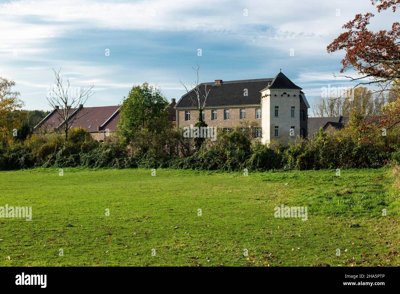 germany,monheim am rhein,bergisches land,niederbergisches land,niederberg,rhineland,north rhine-westphalia,north rhine-westphalia,monheim-baumberg,haus buergel in the urdenbacher kaempe landscape,middle ages,estate,estate,formerly feudal estate and roemisches kastell,unesco world heritage site niedergermanischer limes Stock Photo