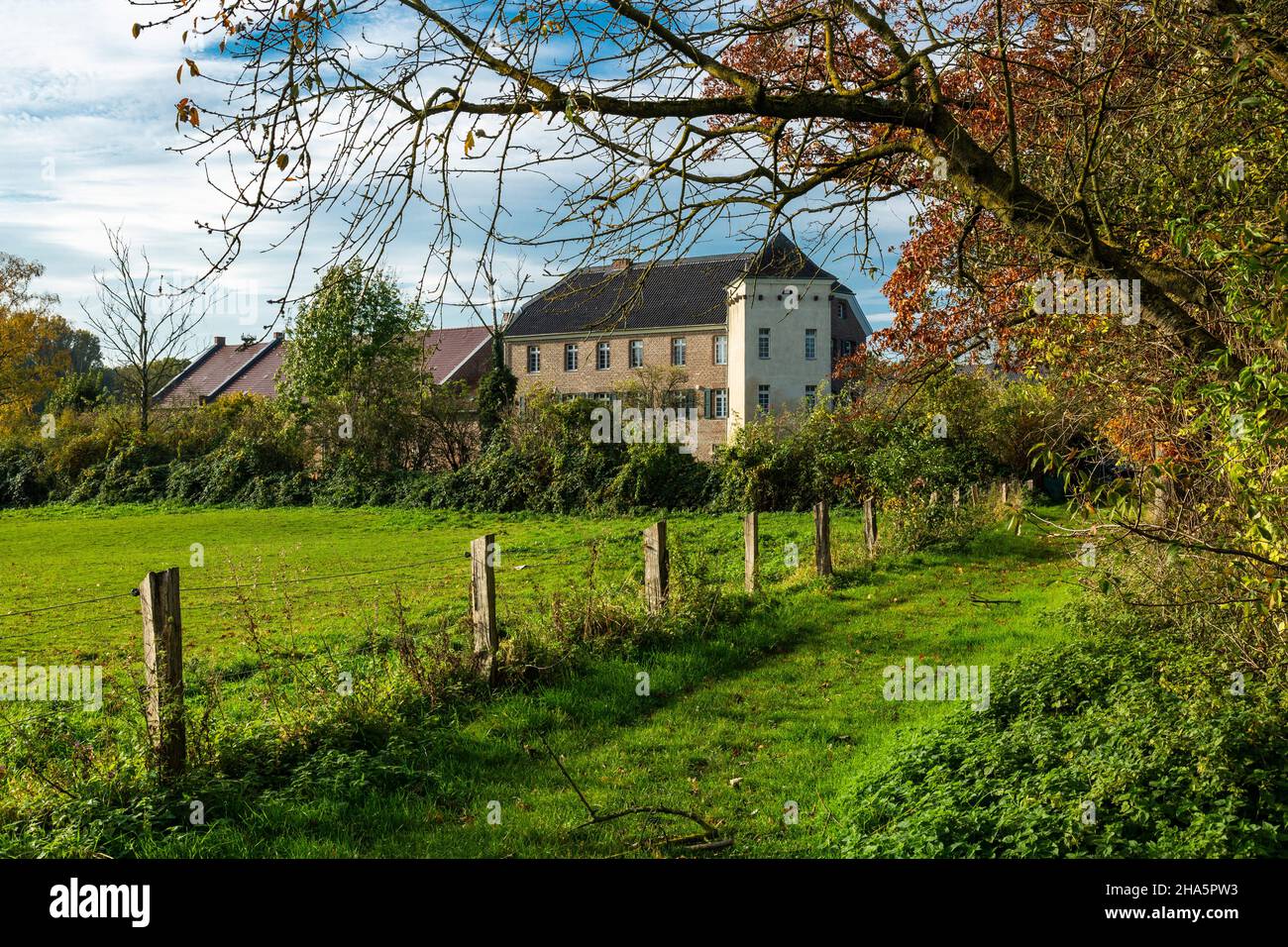 germany,monheim am rhein,bergisches land,niederbergisches land,niederberg,rhineland,north rhine-westphalia,north rhine-westphalia,monheim-baumberg,haus buergel in the urdenbacher kaempe landscape,middle ages,estate,estate,formerly feudal estate and roemisches kastell,unesco world heritage site niedergermanischer limes,trees with autumn colors,access road Stock Photo