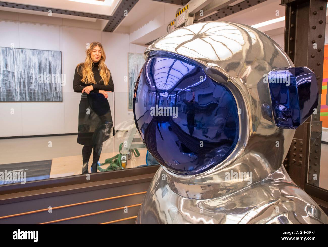 The ARX, London, UK. 10 December 2021. Massive Spaceman sculpture by contemporary American artist Brendan Murphy is installed at The ARX gallery in London’s Knightsbridge. The 20 foot, 3 ton sculpture has taken several days to install in the gallery. Credit: Malcolm Park/17�Թ����� Live News. Stock Photo