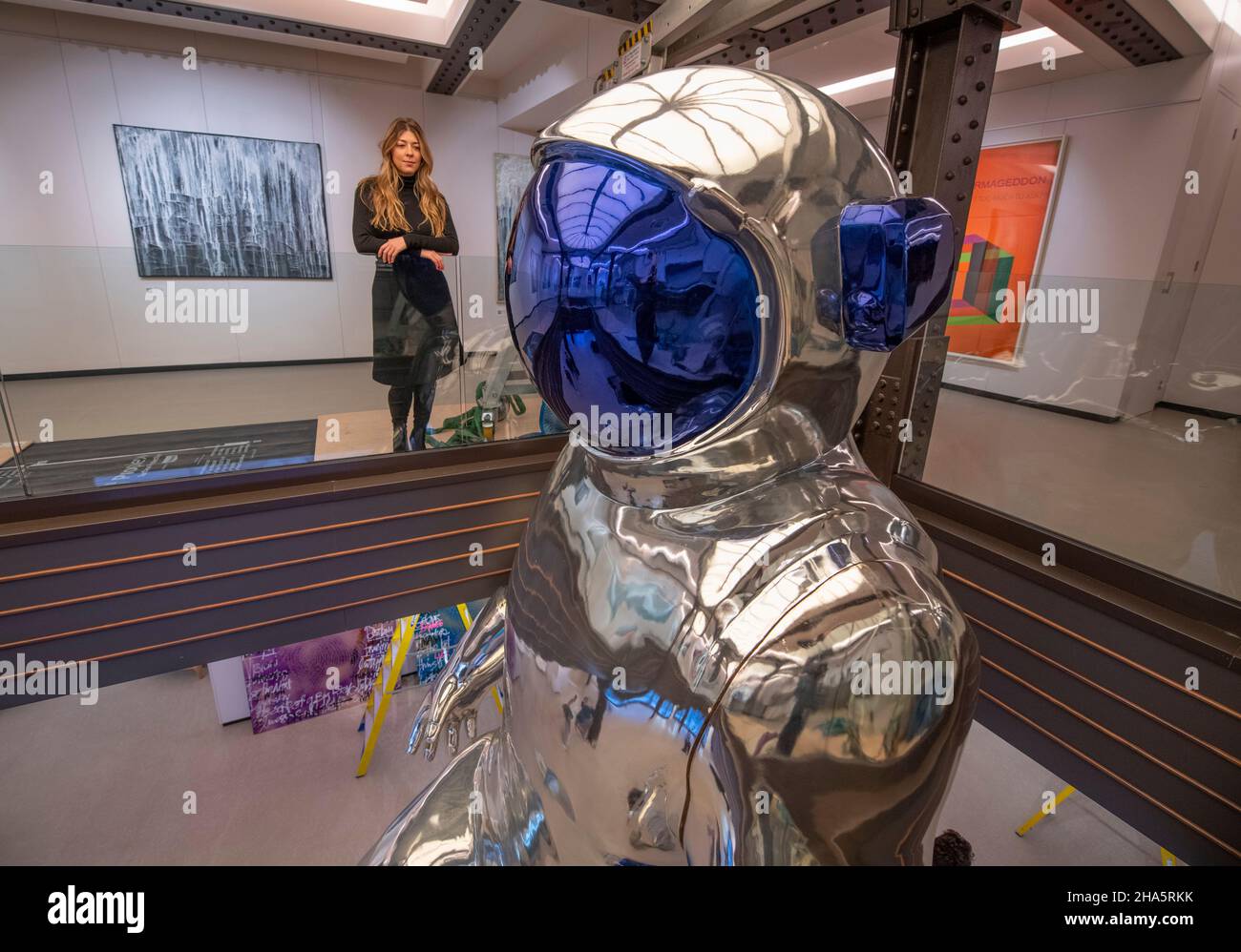 The ARX, London, UK. 10 December 2021. Massive Spaceman sculpture by contemporary American artist Brendan Murphy is installed at The ARX gallery in London’s Knightsbridge. The 20 foot, 3 ton sculpture has taken several days to install in the gallery. Credit: Malcolm Park/17�Թ����� Live News. Stock Photo