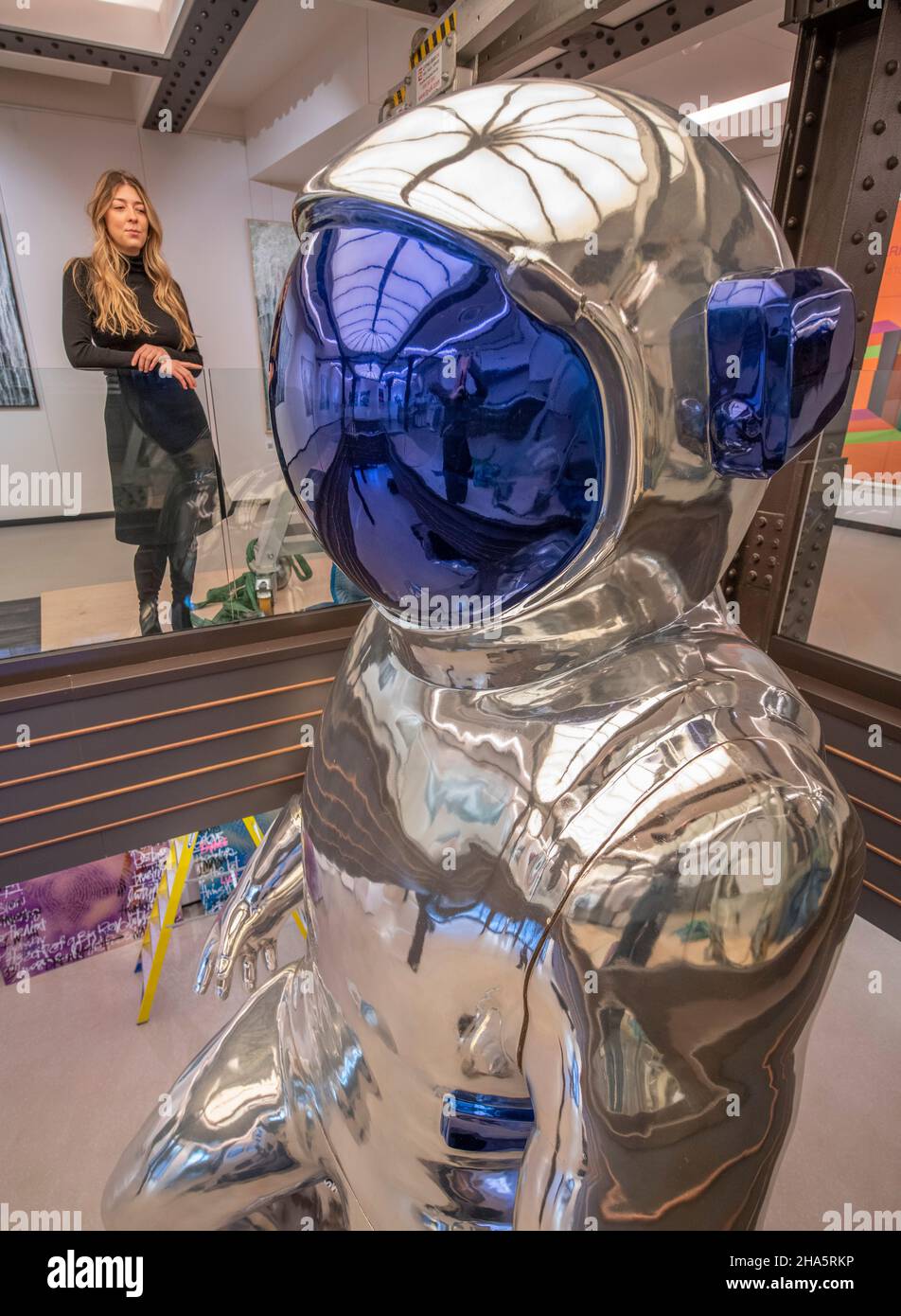 The ARX, London, UK. 10 December 2021. Massive Spaceman sculpture by contemporary American artist Brendan Murphy is installed at The ARX gallery in London’s Knightsbridge. The 20 foot, 3 ton sculpture has taken several days to install in the gallery. Credit: Malcolm Park/17�Թ����� Live News. Stock Photo