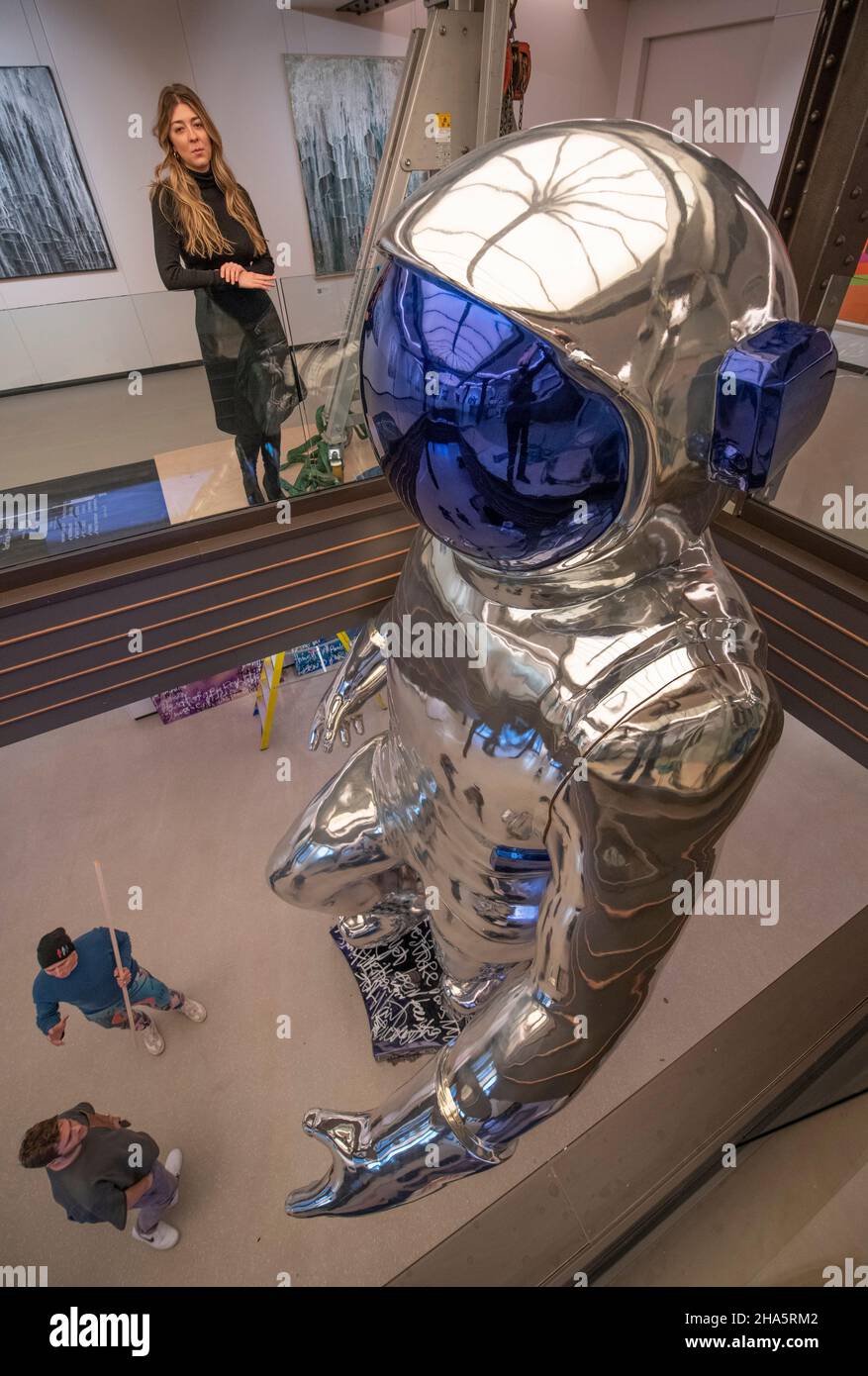 The ARX, London, UK. 10 December 2021. Massive Spaceman sculpture by contemporary American artist Brendan Murphy is installed at The ARX gallery in London’s Knightsbridge. The 20 foot, 3 ton sculpture has taken several days to install in the gallery. Credit: Malcolm Park/17�Թ����� Live News. Stock Photo