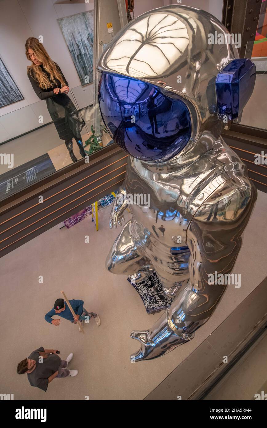 The ARX, London, UK. 10 December 2021. Massive Spaceman sculpture by contemporary American artist Brendan Murphy is installed at The ARX gallery in London’s Knightsbridge. The 20 foot, 3 ton sculpture has taken several days to install in the gallery. Credit: Malcolm Park/17�Թ����� Live News. Stock Photo