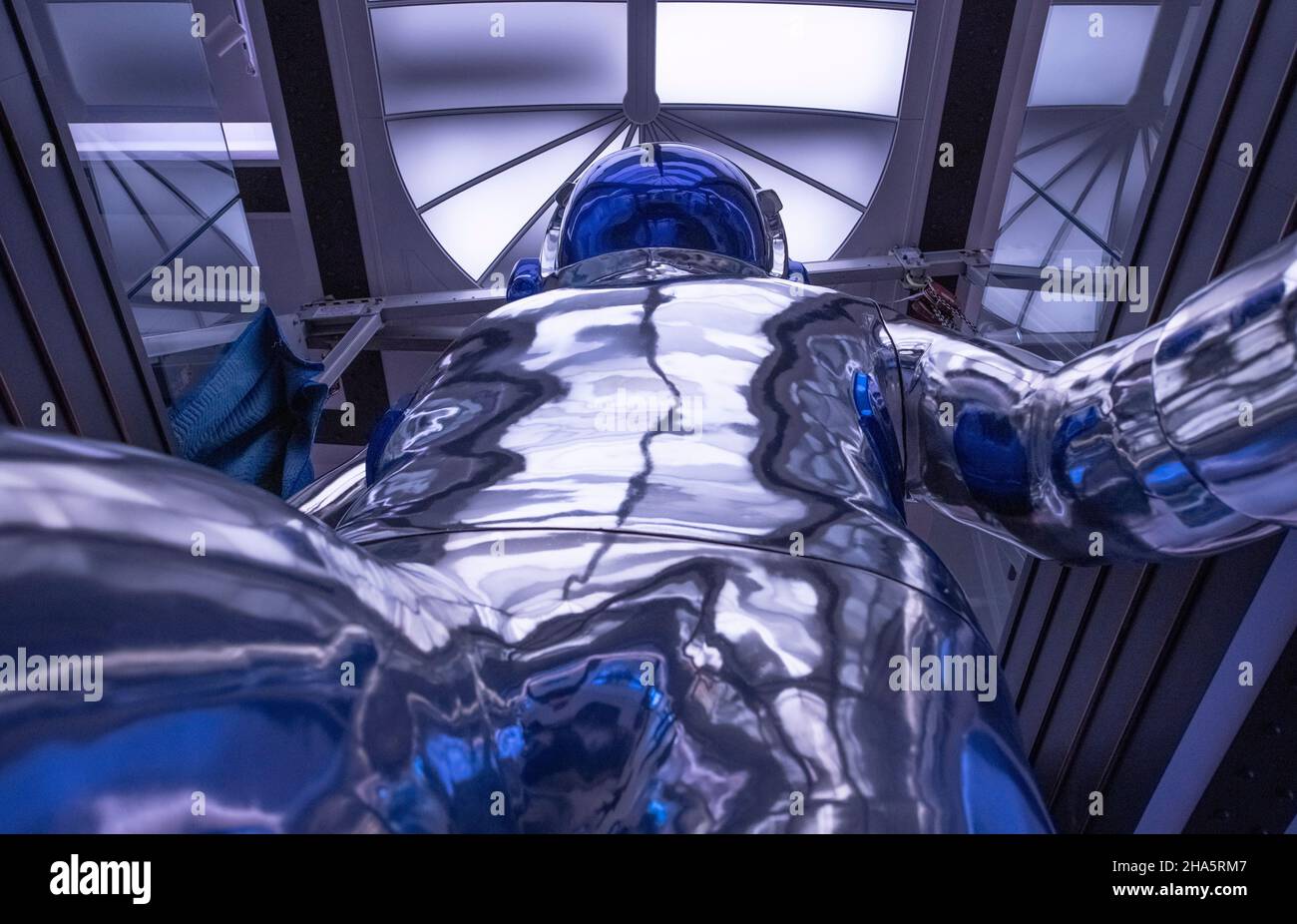 The ARX, London, UK. 10 December 2021. Massive Spaceman sculpture by contemporary American artist Brendan Murphy is installed at The ARX gallery in London’s Knightsbridge. The 20 foot, 3 ton sculpture has taken several days to install in the gallery. Credit: Malcolm Park/17�Թ����� Live News. Stock Photo