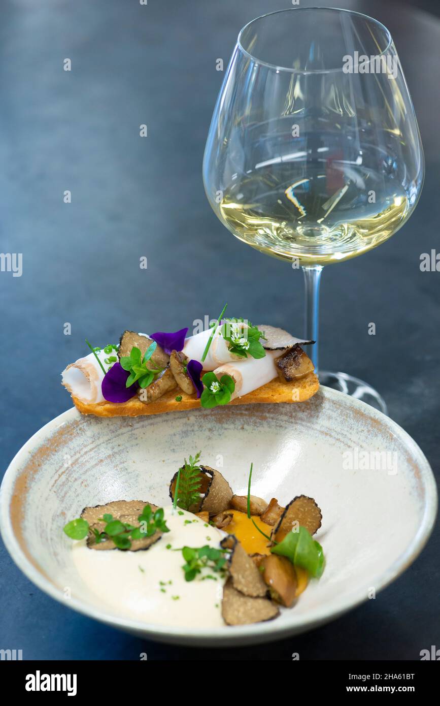 italy,trentino-alto adige,alto adige,south tyrol,nals an der südtiroler weinstrasse,sirmian,guntmar öttl,gasthof jäger,poached farmer's egg with porcini mushroom cream,black truffle,potato foam and bacon crostino Stock Photo