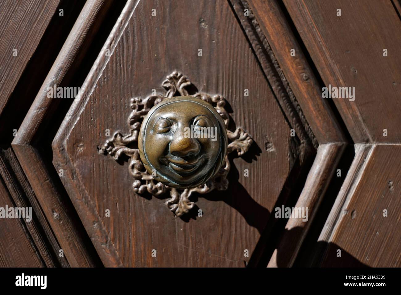 germany,bavaria,upper franconia,bamberg,old town,front door,brass door knob,representation of an elderly woman,apfelweibla Stock Photo