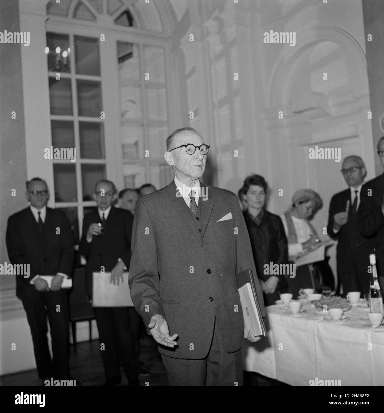 Warszawa, 1969-12-01. Redaktor naczelny tygodnika Problemy W³odzimierz ...