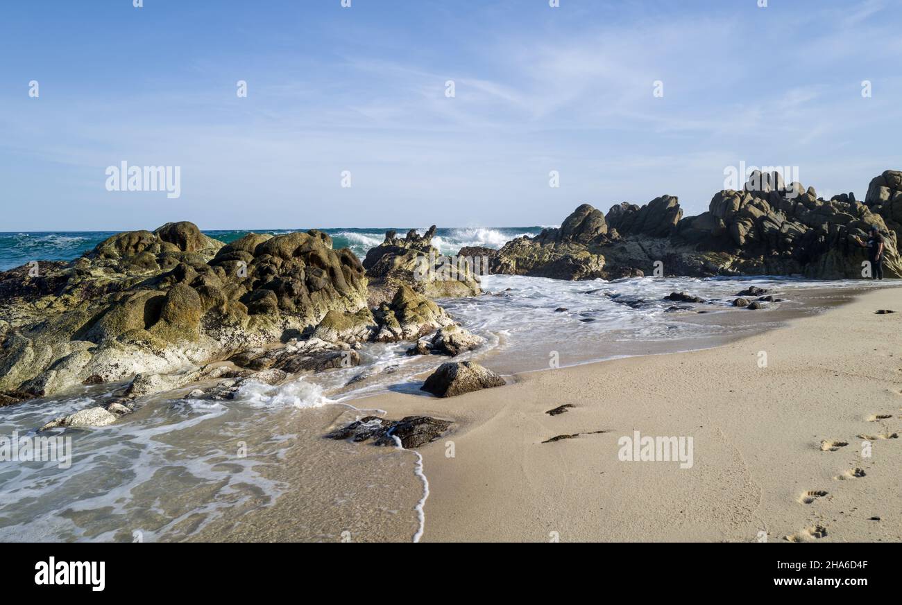Ocean waves roll in and splash upon the rocky shore Stock Photo - Alamy