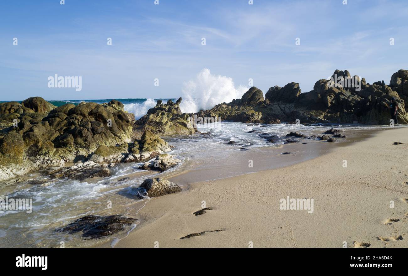 Ocean waves roll in and splash upon the rocky shore Stock Photo - Alamy
