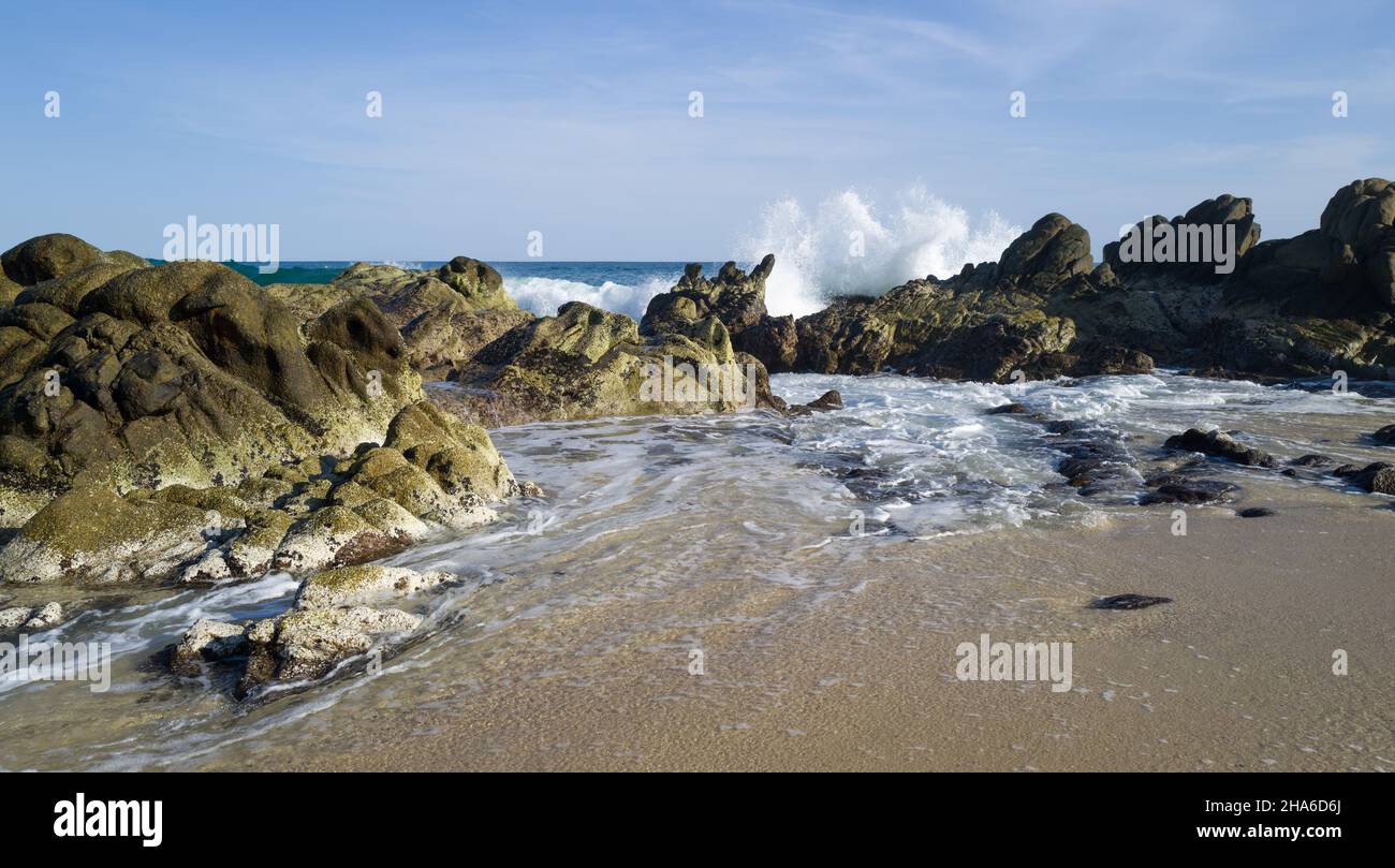 Ocean waves roll in and splash upon the rocky shore Stock Photo - Alamy
