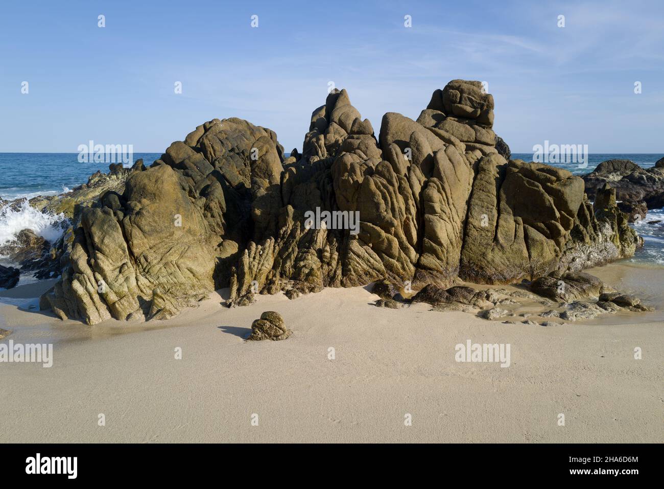 Ocean waves roll in and splash upon the rocky shore Stock Photo - Alamy