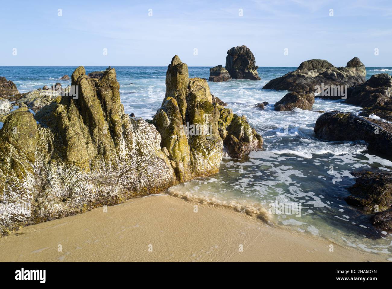 Ocean waves roll in and splash upon the rocky shore Stock Photo - Alamy