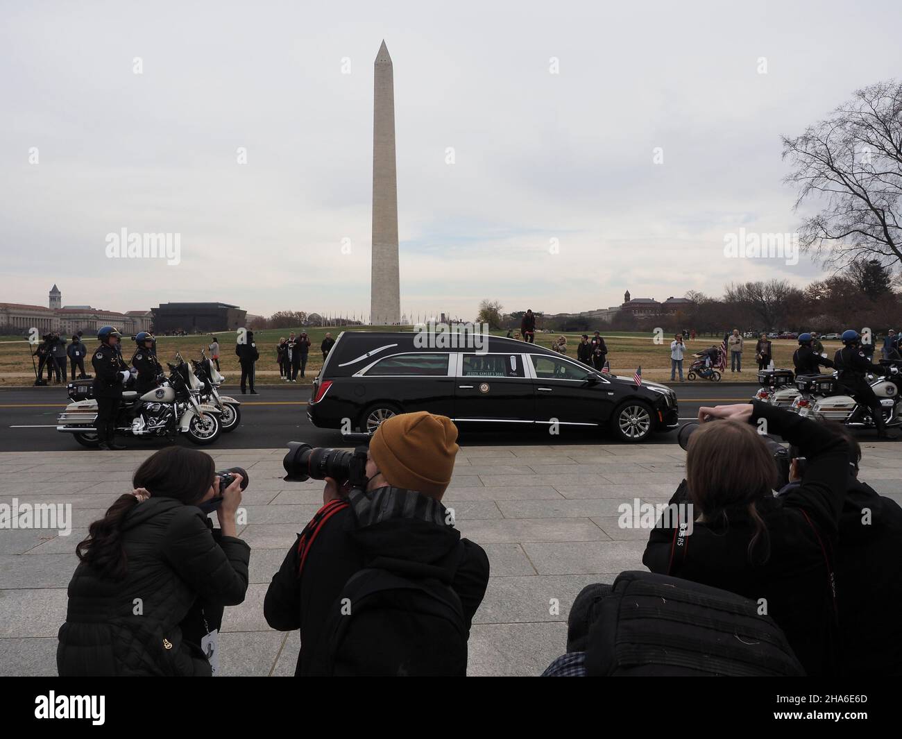 December 10, 2021, Washington, District of Columbia, USA: Journalists photograph the arrival of the hearse containing the late Senator Bob Dole. A public tribute will be paid to Sen. Dole at the World War II Memorial on the National Mall. Mourners listened to actor Tom Hanks, NBC Today host Savannah Guthrie and Gen. Mark Milley, chairman of the Joint Chiefs of Staff (Credit Image: © Sue Dorfman/ZUMA Press Wire) Credit: ZUMA Press, Inc./Alamy Live News Stock Photo