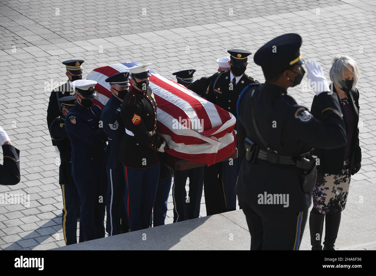 A Joint Casket Team carries the flag-draped casket of World War II veteran and former Senator Robert J. Dole at the U.S. Capitol, Washington, D.C., Dec. 9, 2021.  (U.S. Army photo by Cpl. XaViera Masline) Stock Photo