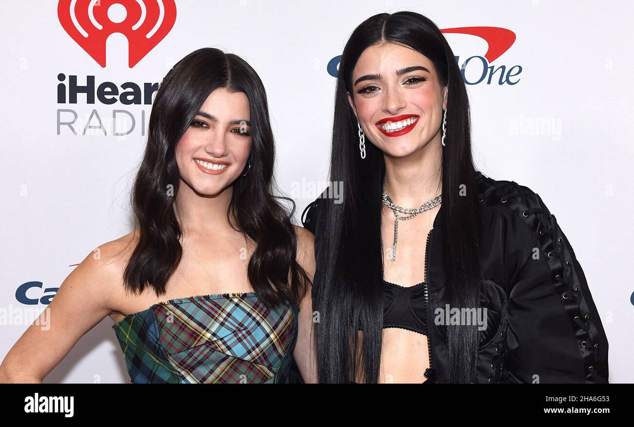 NEW YORK, NEW YORK - DECEMBER 10: Charlie D'Amelio and Dixie D'Amelio