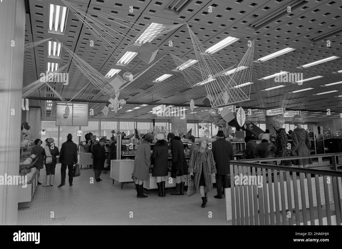 Warszawa, 1969-12. Mieszcz¹cy siê na Œcianie Wschodniej Dom Towarowy Sawa, sk³adaj¹cy siê z trzech kondygnacji z ponad 70 stoiskami obs³ugiwanymi przez oko³o 600 sprzedawców. kw  PAP/Leszek Surowiec  Dok³adny dzieñ wydarzenia nieustalony.      Warsaw, Dec. 1969. The Sawa Department Store in downtown Warsaw with over 70 stands serviced by some 600 shop assistants on three floors.  kw  PAP/Leszek Surowiec Stock Photo
