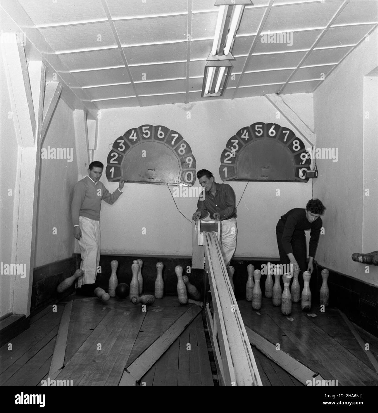 Poznañ, 1969-12. Pierwszy ogólnopolski turniej krêglarski rozegrany na obiekcie Klubu Sportowego Energetyk. W zawodach startowa³o 66 trzyosobowych zespo³ów. kw PAP/Zbigniew Staszyszyn Dok³adny dzieñ wydarzenia nieustalony. Poznan, Dec. 1969. The first national bowling championships held at the Energetyk sports club. The competition attracted 66 three-person teams. kw PAP/Zbigniew Staszyszyn Stock Photo