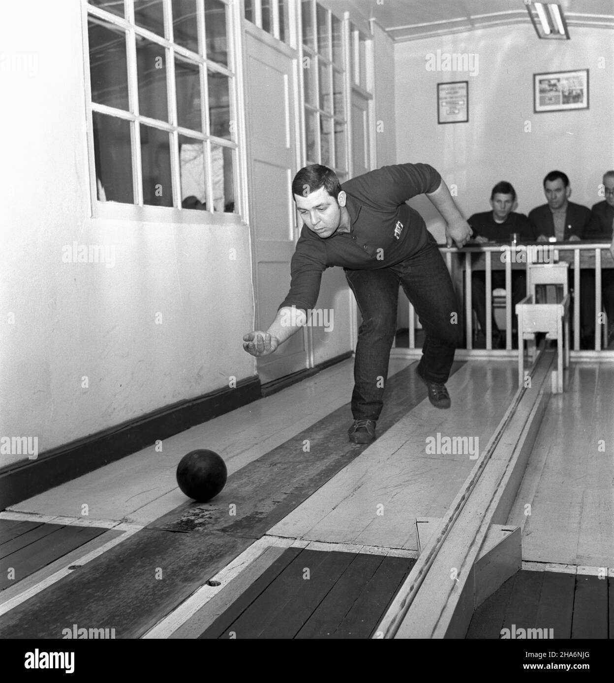 Poznañ, 1969-12. Pierwszy ogólnopolski turniej krêglarski rozegrany na obiekcie Klubu Sportowego Energetyk. W zawodach startowa³o 66 trzyosobowych zespo³ów. kw PAP/Zbigniew Staszyszyn Dok³adny dzieñ wydarzenia nieustalony. Poznan, Dec. 1969. The first national bowling championships held at the Energetyk sports club. The competition attracted 66 three-person teams. kw PAP/Zbigniew Staszyszyn Stock Photo