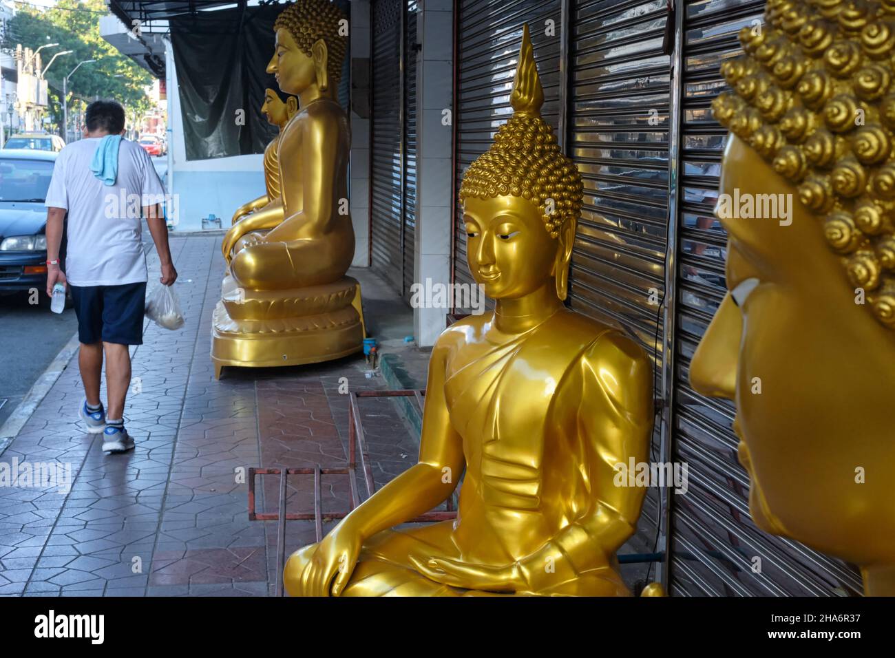 Kampioenschap Spookachtig congestie Buddha statues placed outside a shop for Buddhist objects in Bamrung Muang  Road, Bangkok, one Buddha seemingly gazing intently at a passer-by Stock  Photo - Alamy
