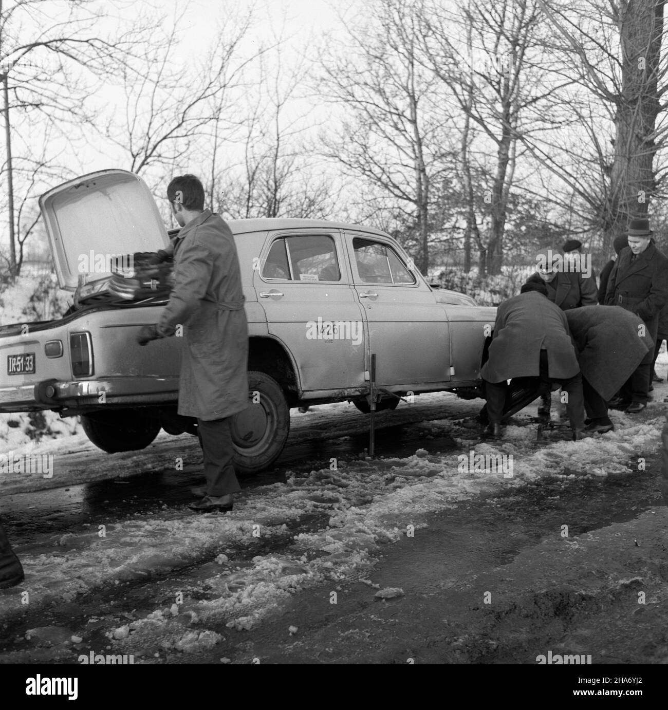 £ódŸ, 1969-11-30.  W nocy z 29 na 30 listopada dosz³o do zabójstwa ³ódzkiego taksówkarza. Zosta³ uduszony, prawdopodobnie na tle rabunkowym. Cia³o znaleziono kilkadziesi¹t metrów od porzuconego pojazdu. Nz. ekipa dochodzeniowa przy porzuconej taksówce. mb  PAP/Witold Rozmys³owicz      Lodz, Nov. 30, 1969.  In the night of November 29 a Lodz taxi-driver was killed. He was strangled, and probably robbed. The body was found several dozen meters from the car. Pictured: investigators by the abandoned taxi.  mb  PAP/Witold Rozmyslowicz Stock Photo