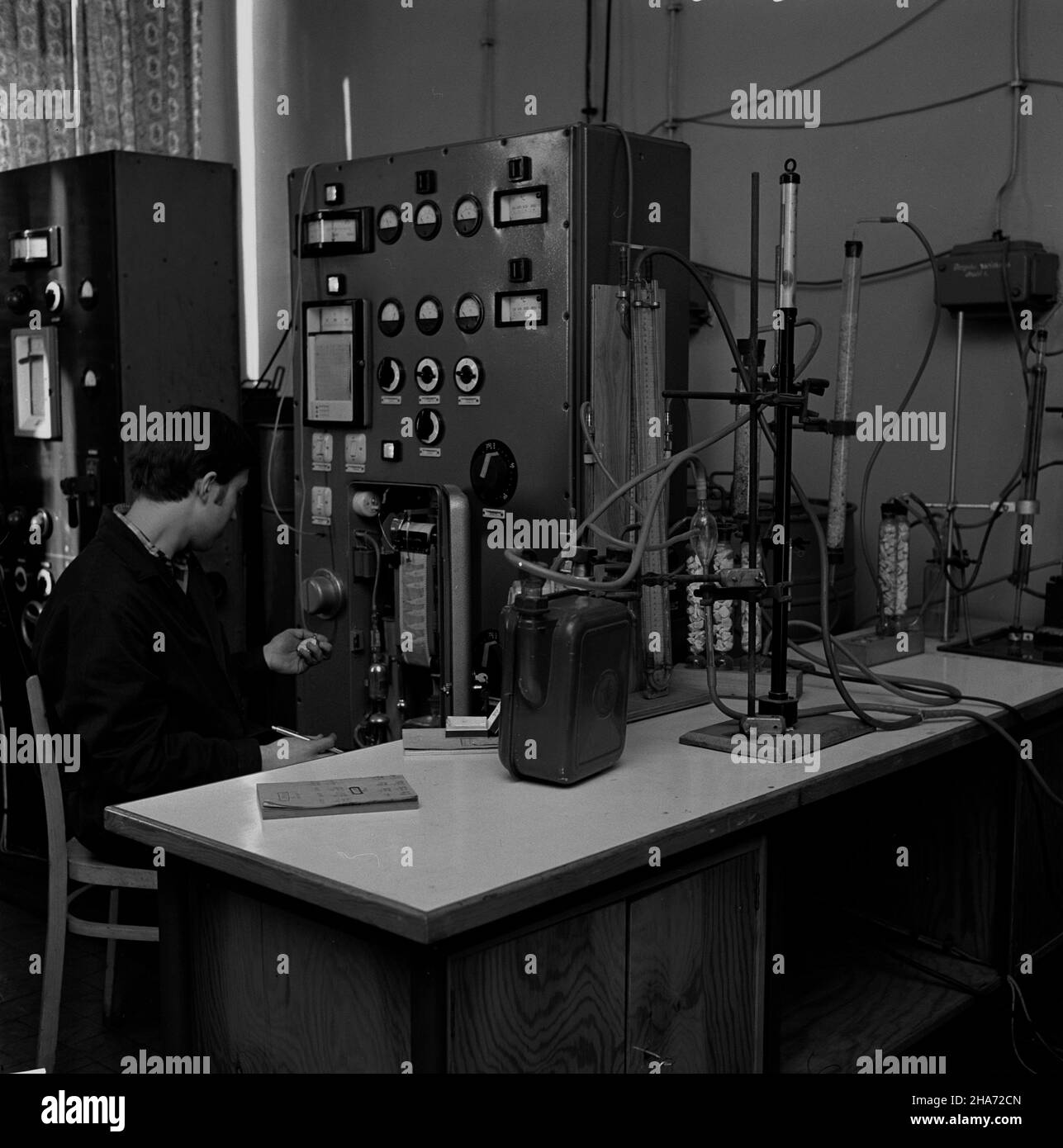Kraków, 1969-11-27. Huta im. Lenina w Nowej Hucie. Nz. laboratoria Zak³adu Badawczego HiL, w których prowadzone s¹ badania dotycz¹ce m.in. materia³oznawstwa i technologii stosowanych w hutnictwie. mta  PAP/Zbigniew Staszyszyn      Cracow, Nov. 27, 1969. The Lenin Steelworks in Nowa Huta. Pictured: laboratories of Research Plant, researching on technologies using in the steel industry.  mta  PAP/Zbigniew Staszyszyn Stock Photo
