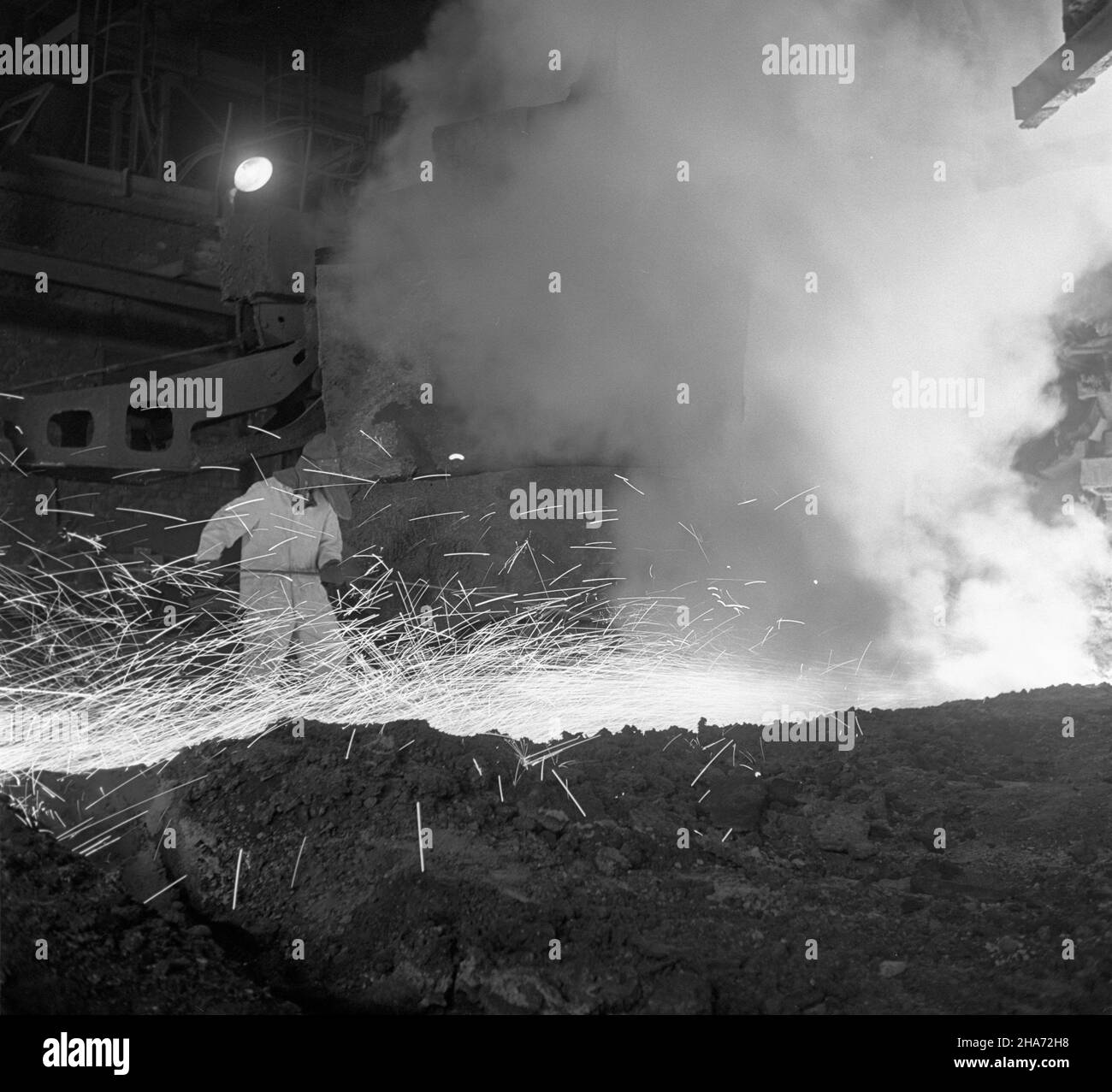 Kraków, 1969-11-27. Huta im. Lenina w Nowej Hucie. Wydzia³ wielkich pieców. Nz. spust surówki ¿elaznej z wielkiego pieca.  mta  PAP/Zbigniew Staszyszyn      Cracow, Nov. 27, 1969. Lenin steelworks in Nowa Huta district. Blast furnace department. Pictured: pig iron pouring out of the blast furnace.  mta  PAP/Zbigniew Staszyszyn Stock Photo