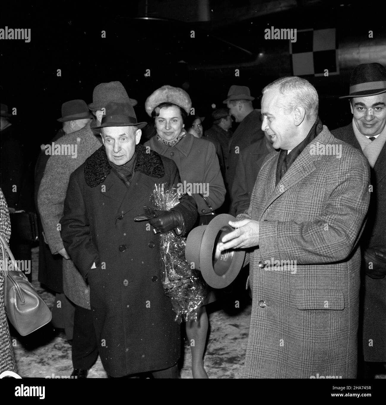 Warszawa, 1969-11-28. Powitanie na lotnisku Okêcie powracaj¹cej z Socjalistycznej Republiki Jugos³awii delegacji Sejmu PRL pod przewodnictwem wicemarsza³ka Sejmu Jana Karola Wende. W sk³ad delegacji wchodzili pos³owie: Witold Adamuszek (PZPR), Edward Duda (ZSL), Witold Jarosiñski (PZPR), Bronis³aw Juzków (bezpartyjny), Józef Majchrzak (PZPR), Krystyna Marsza³ek-M³yñczyk (SD) i Joanna Patyra (ZSL). Na p³ycie lotniska powracaj¹cych pos³ów oczekiwa³ marsza³ek Sejmu PRL Czes³aw Wycech, obecny by³ równie¿ charge d’affaires ambasady jugos³owiañskiej Radovan Urosev. Nz. m.in. na pierwszym planie Cz. Stock Photo