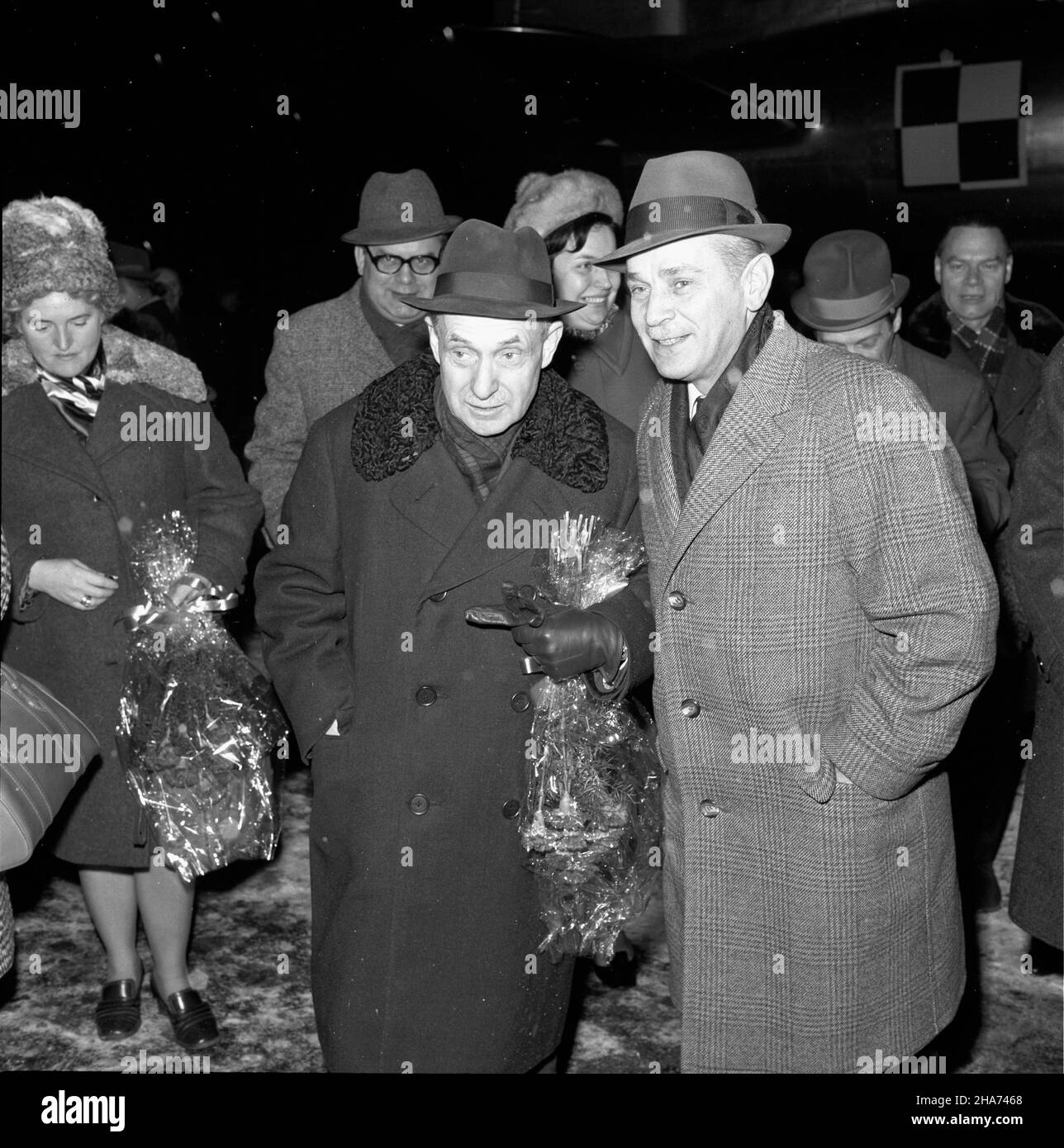 Warszawa, 1969-11-28. Powitanie na lotnisku Okêcie powracaj¹cej z Socjalistycznej Republiki Jugos³awii delegacji Sejmu PRL pod przewodnictwem wicemarsza³ka Sejmu Jana Karola Wende. W sk³ad delegacji wchodzili pos³owie: Witold Adamuszek (PZPR), Edward Duda (ZSL), Witold Jarosiñski (PZPR), Bronis³aw Juzków (bezpartyjny), Józef Majchrzak (PZPR), Krystyna Marsza³ek-M³yñczyk (SD) i Joanna Patyra (ZSL). Na p³ycie lotniska powracaj¹cych pos³ów oczekiwa³ marsza³ek Sejmu PRL Czes³aw Wycech, obecny by³ równie¿ charge d’affaires ambasady jugos³owiañskiej Radovan Urosev. Nz. m.in. na pierwszym planie Czes Stock Photo