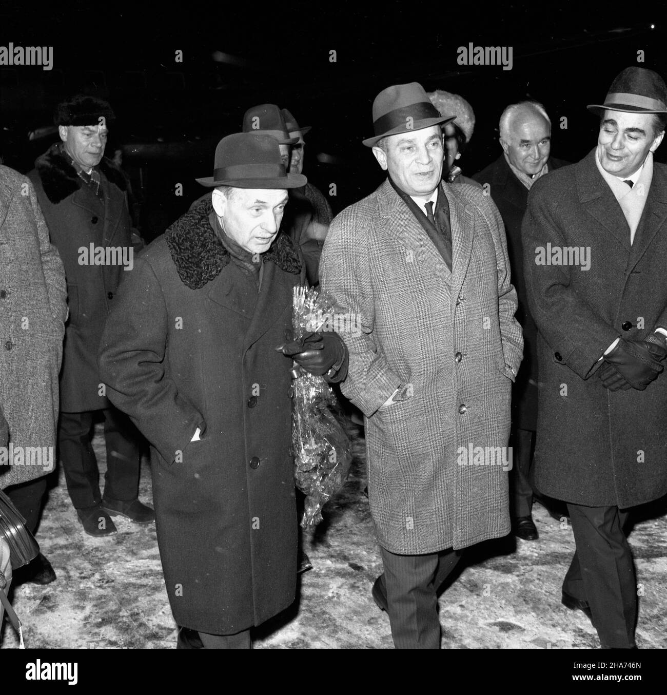 Warszawa, 1969-11-28. Powitanie na lotnisku Okêcie powracaj¹cej z Socjalistycznej Republiki Jugos³awii delegacji Sejmu PRL pod przewodnictwem wicemarsza³ka Sejmu Jana Karola Wende. W sk³ad delegacji wchodzili pos³owie: Witold Adamuszek (PZPR), Edward Duda (ZSL), Witold Jarosiñski (PZPR), Bronis³aw Juzków (bezpartyjny), Józef Majchrzak (PZPR), Krystyna Marsza³ek-M³yñczyk (SD) i Joanna Patyra (ZSL). Na p³ycie lotniska powracaj¹cych pos³ów oczekiwa³ marsza³ek Sejmu PRL Czes³aw Wycech, obecny by³ równie¿ charge d’affaires ambasady jugos³owiañskiej Radovan Urosev. Nz. m.in. na pierwszym planie Czes Stock Photo