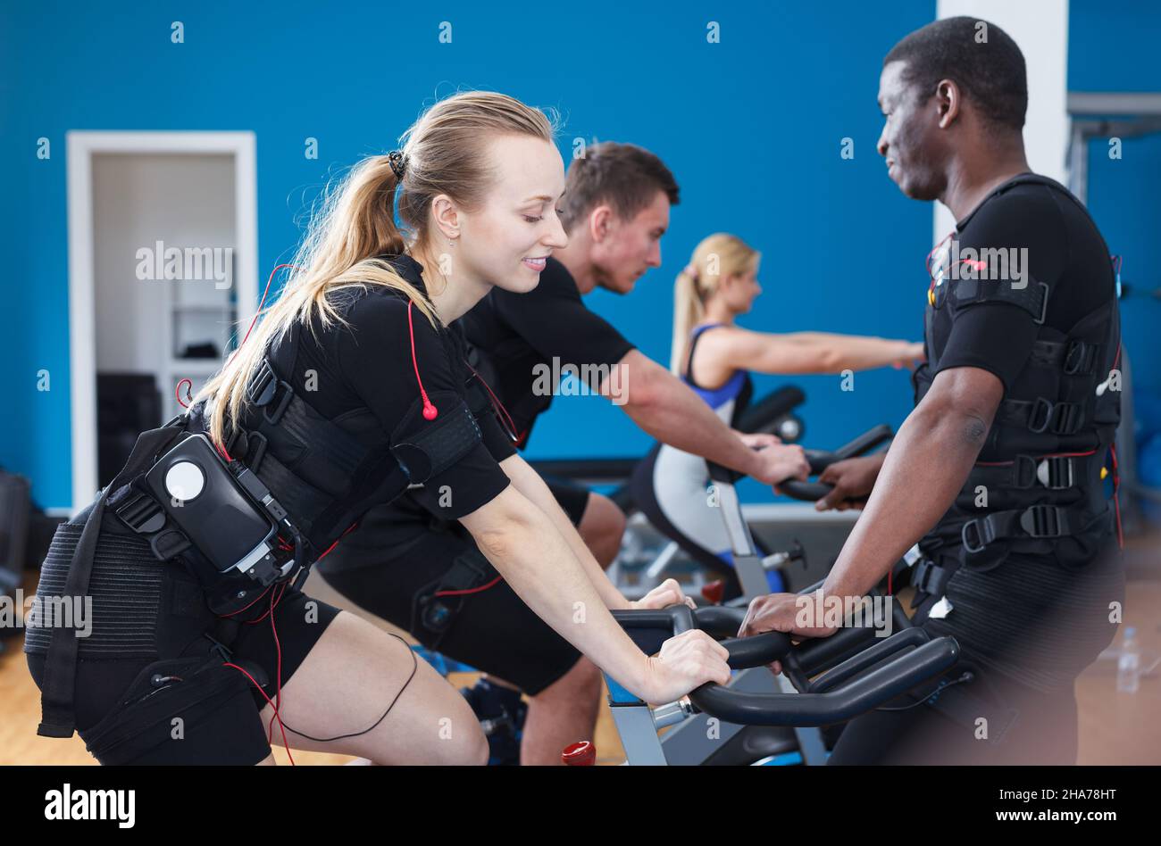 .guys and girls performing fullbody electric muscle stimulation