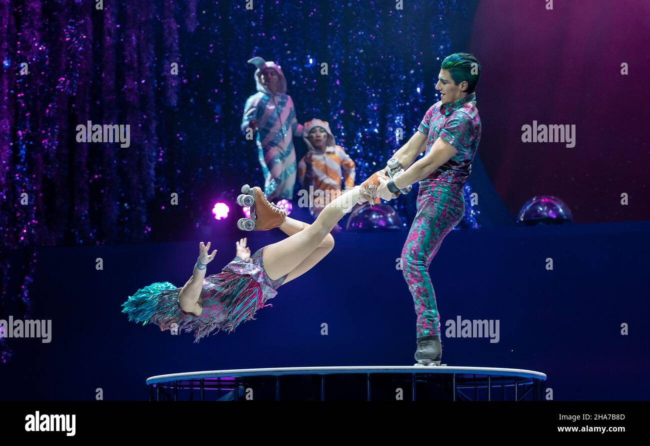 New York, United States. 09th Dec, 2021. Holler Zavatta Bogino and Kimberly Zavatta Bogino perform Roller Skaters act during media dress rehearsal for ‘TWAS THE NIGHT BEFORE. by Cirque du Soleil at MSG Hulu Theater. Cirque du Soleil returns this holiday season to Hulu Theater for a limited run of 28 performances. (Photo by Lev Radin/Pacific Press) Credit: Pacific Press Media Production Corp./Alamy Live News Stock Photo