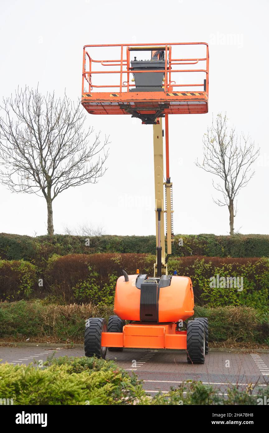 High Working Platform Access platform equipment powered high in sky in orange for high ...