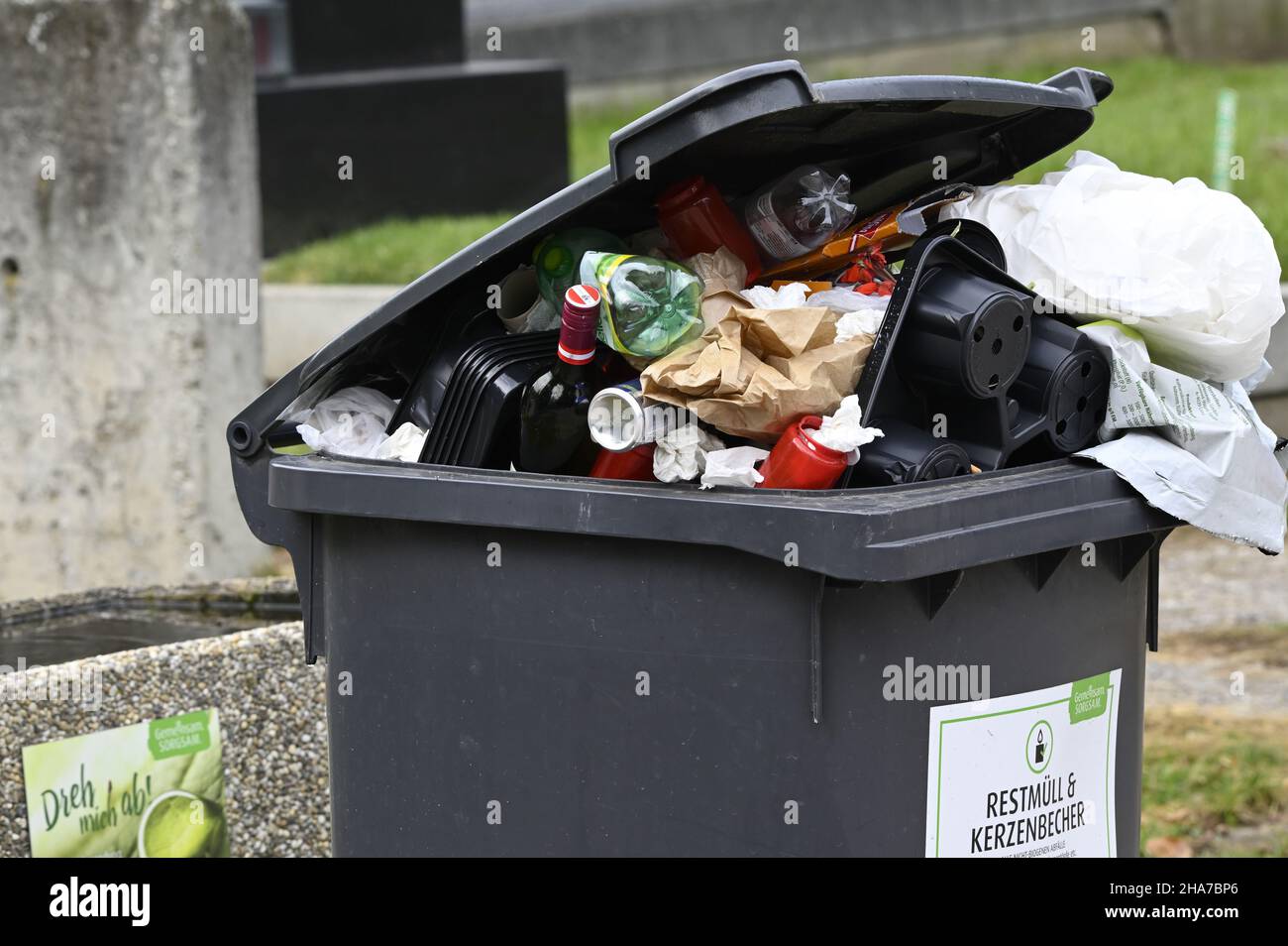 https://c8.alamy.com/comp/2HA7BP6/vienna-austria-the-central-cemetery-in-vienna-residual-waste-container-at-the-central-cemetery-2HA7BP6.jpg