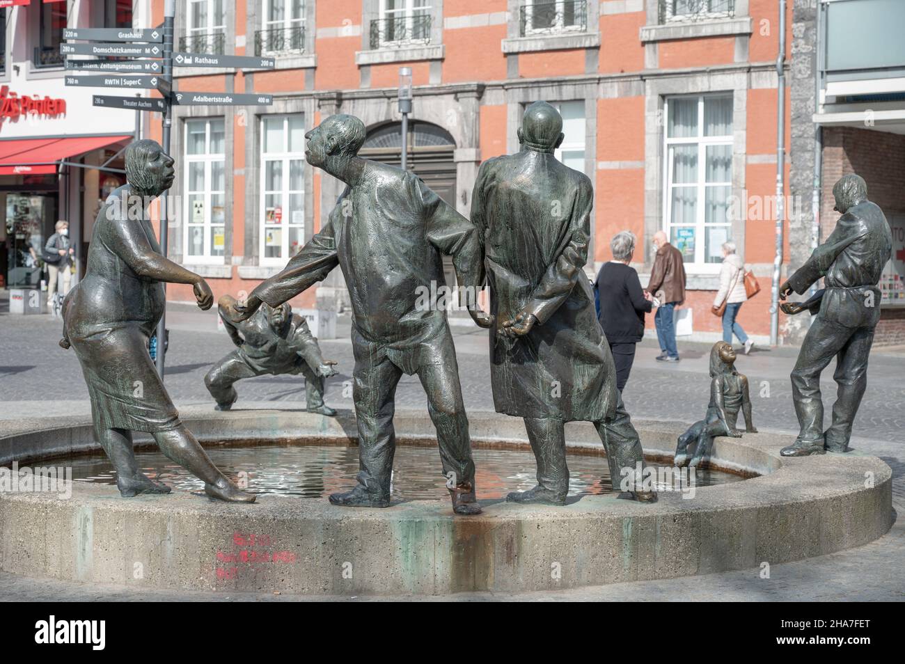 Aachen-Der Kreislauf des Geldes ist ein 1976 von Karl-Henning Seemann geschaffener Brunnen in Aachen. Stock Photo