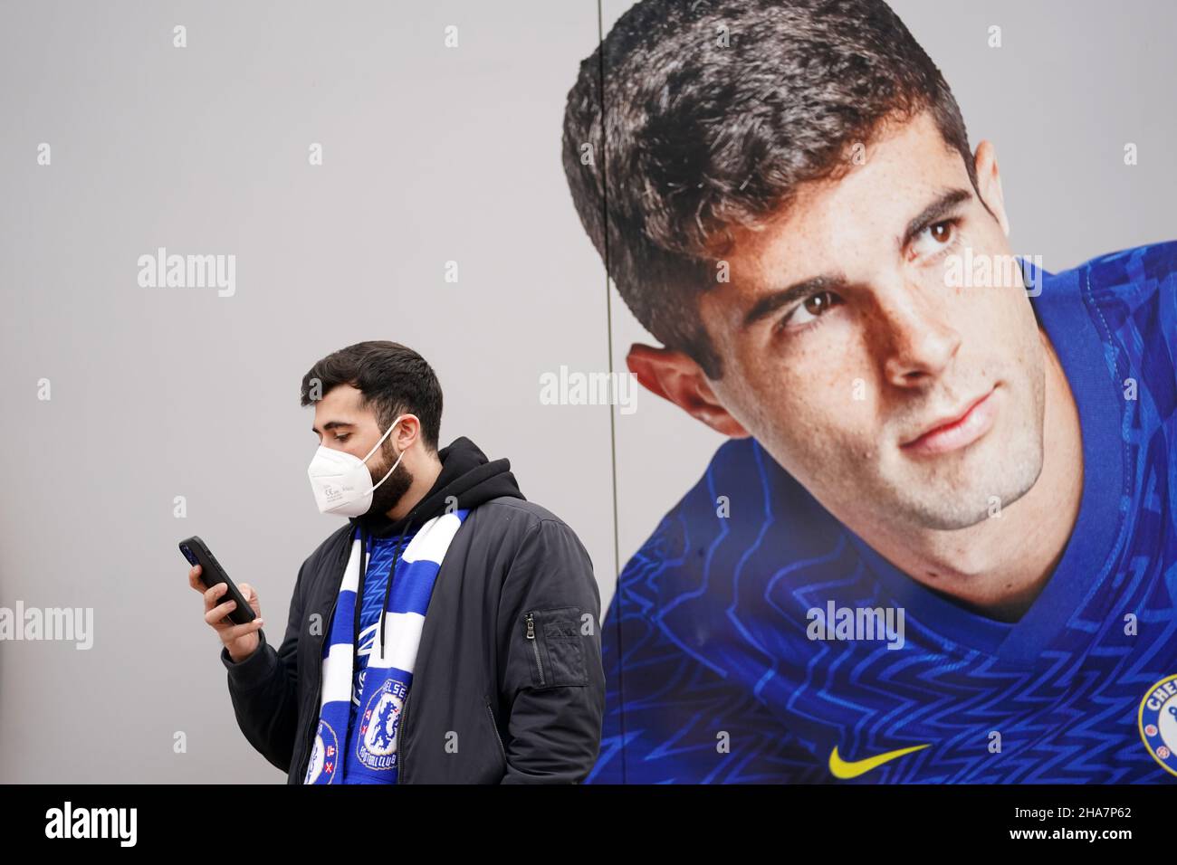 Premier league fan mask leeds hi-res stock photography and images - Alamy