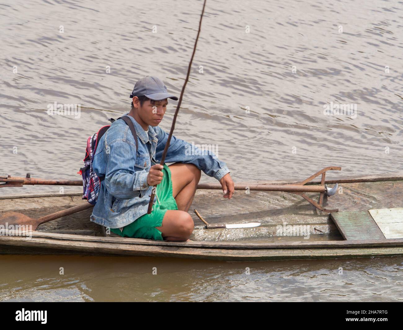 Pebas, Peru - Dec, 2017: Portret peruwiańskiego mężczyzny, mieszkańca lasów deszczowych amazonii, łowiącego ryby z małej drewnianej łódki na rzece Ama Stock Photo