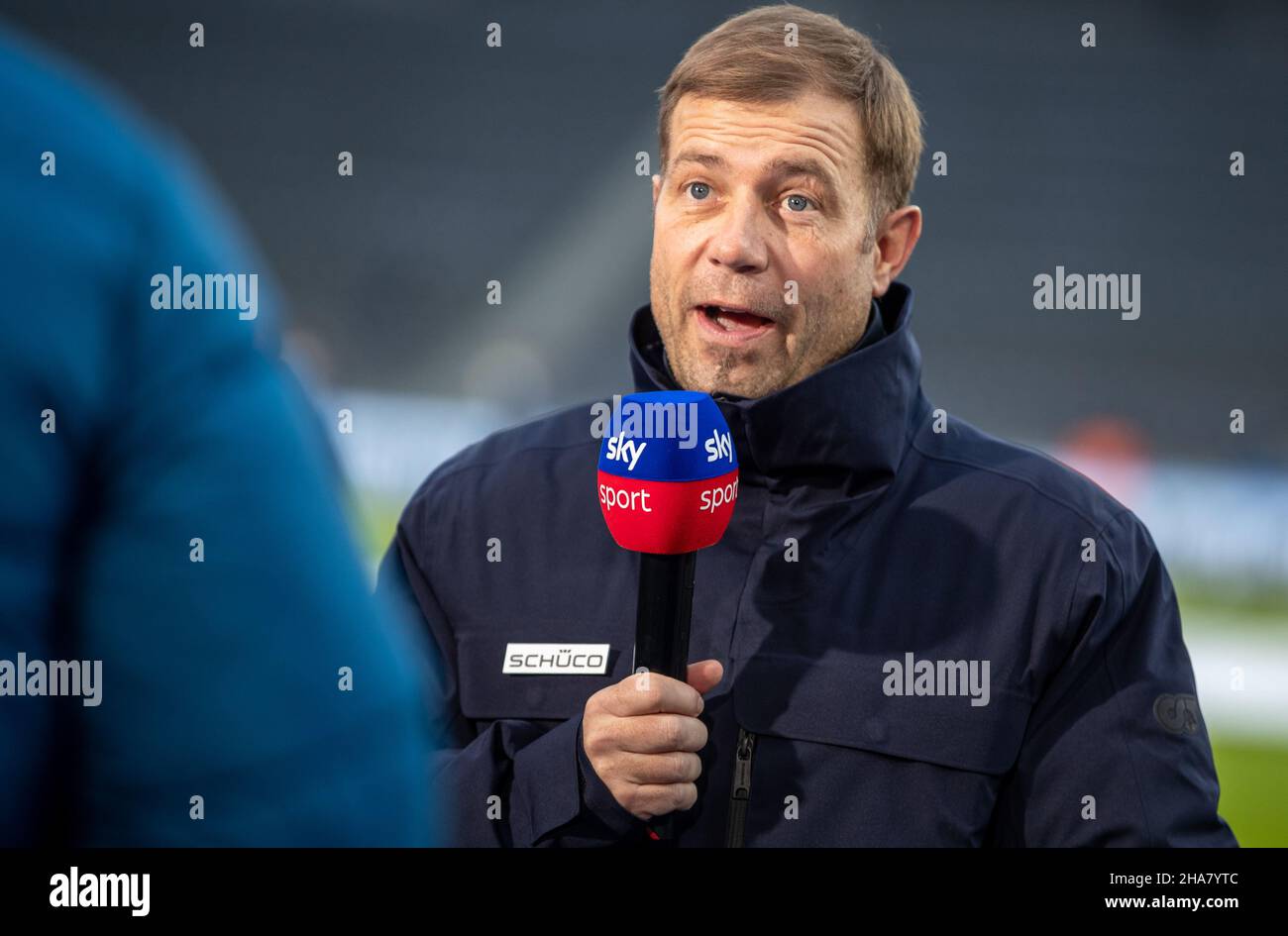 11 December 2021, Berlin: Football: Bundesliga, Hertha BSC - Arminia  Bielefeld, Matchday 15, Olympiastadion. Frank Kramer (r), coach of Arminia  Bielefeld, gestures on the sidelines. Photo: Andreas Gora/dpa - IMPORTANT  NOTE: In