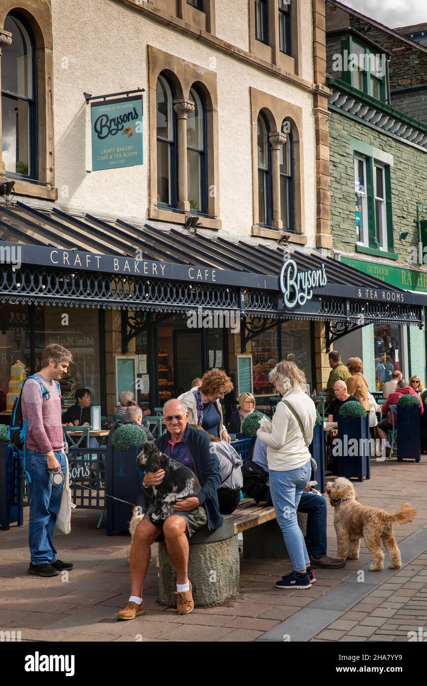 UK, Cumbria, Allerdale, Keswick, Main Street, customers in sunshine outside Bryson’s café & Tea Room in pedestrianised shopping street Stock Photo