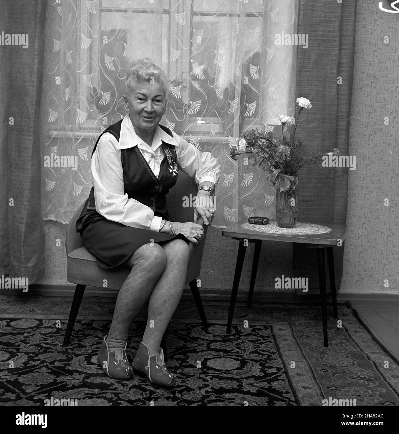 Katowice, 1969-11-19. Spotkanie z jubilatk¹ - mgr farmacji Lucyn¹ Siedleck¹. mta  PAP/Kazimierz Seko      Katowice, Nov. 19, 1969. A meeting with retired pharmacist Lucyna Siedlecka.  mta  PAP/Kazimierz Seko Stock Photo