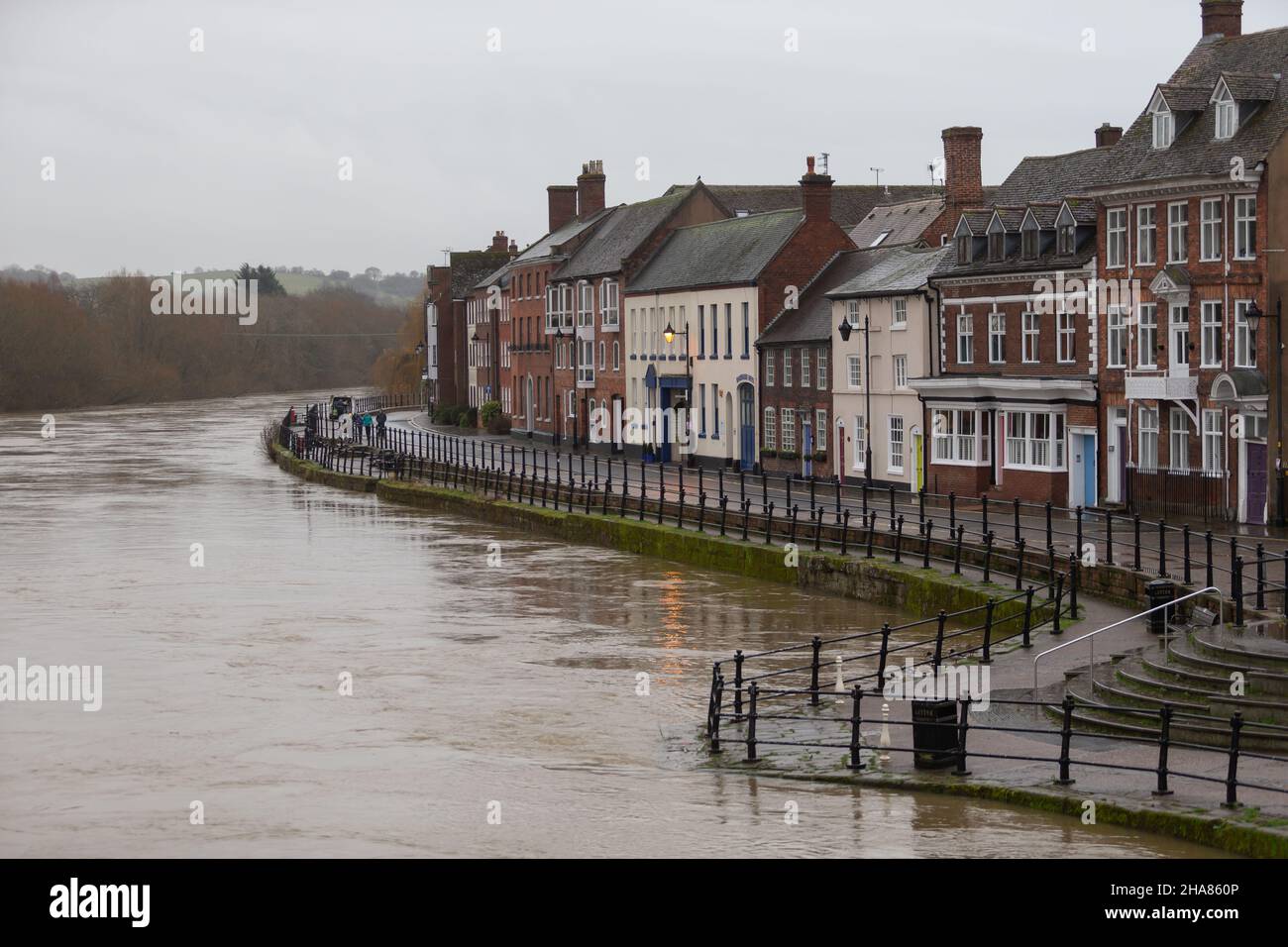 Bewdley, Worcestershire, UK. 11th Dec, 2021. The River Severn at Bewdley, Worcestershire rises to a threatening level as the Environment Agency erects flood barriers along parts of the riverbank. The river floods most years after rainfall in Wales Credit: Peter Lopeman/Alamy Live News Stock Photo